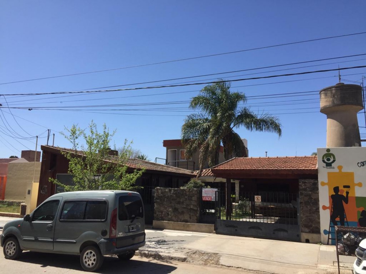 Casa con pileta + 2 departamentos